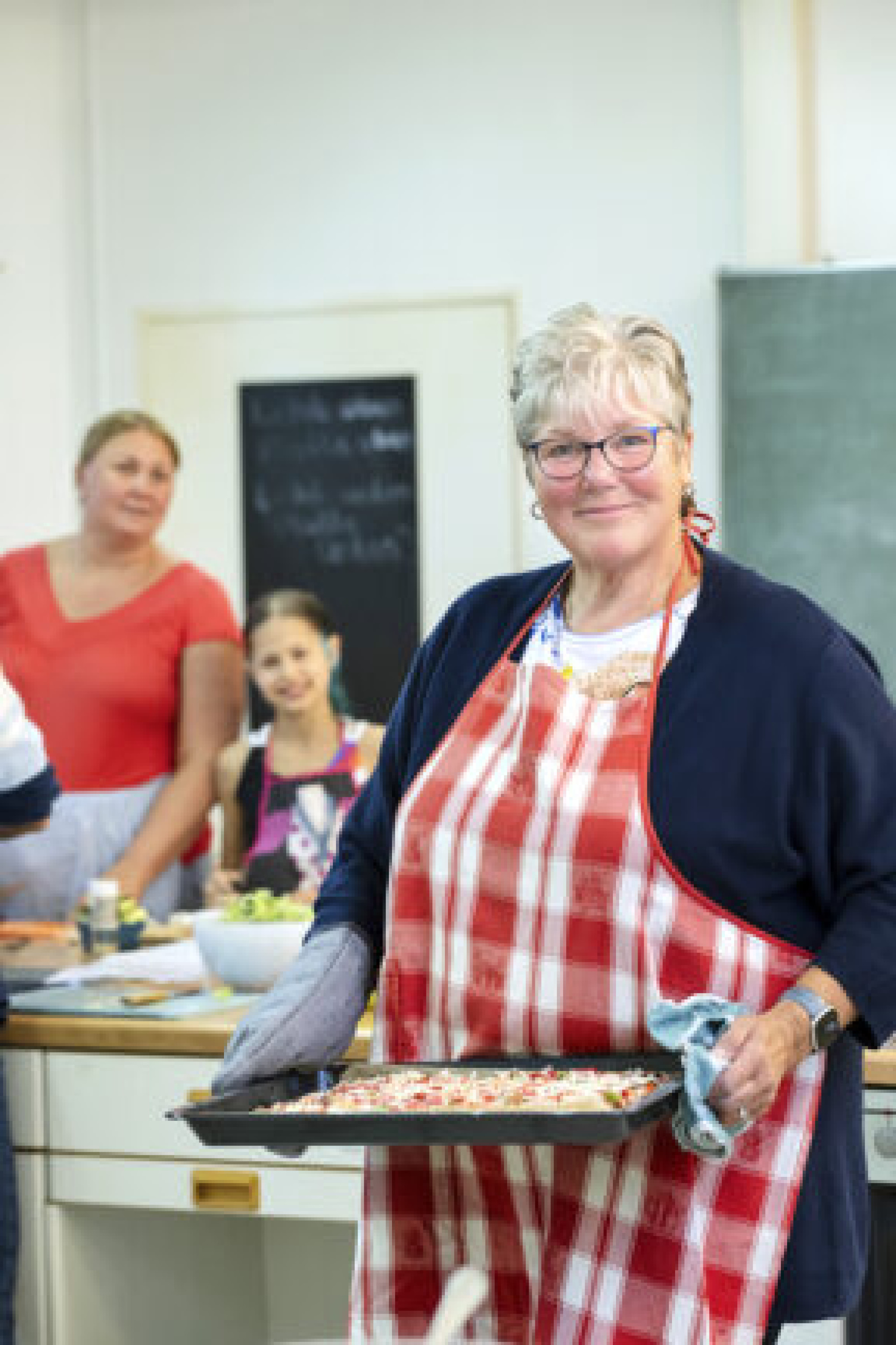 Monika Reuter zeigt bei der VHS Oer- 
Erkenschwick 
so manchen Küchentrick. und zaubert gemeinsam leckere Gerichte.